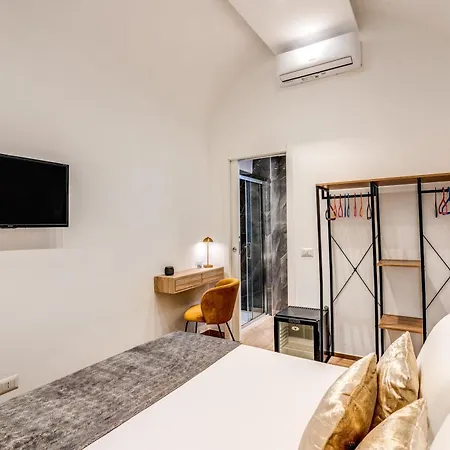 Domus Partenopea بيت ضيافة 3*